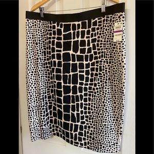Alfani giraffe print Black cream straight skirt